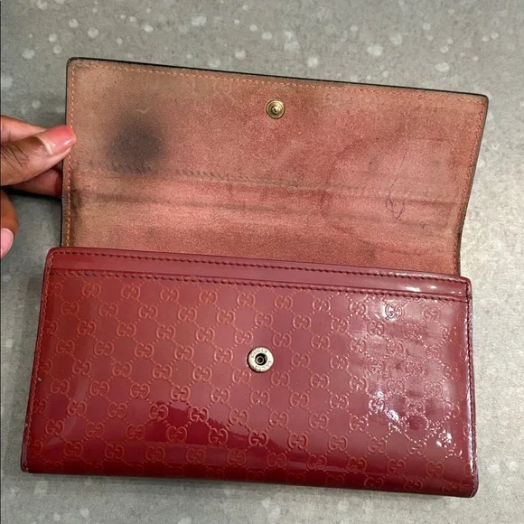 Gucci Glossy Red Wallet with Heart Emblem - Picture 2 of 5